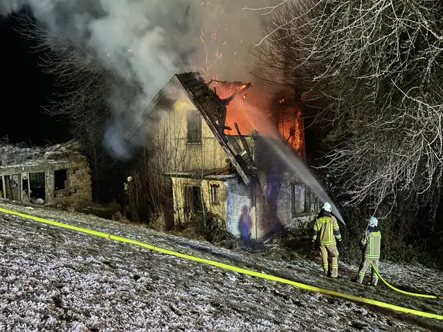 In der Nacht auf 29. Dezember 2025, kam es gegen 0.30 Uhr in einem leerstehenden Abbruchhaus im Gemeindegebiet von Schwoich zu einem Brand.  | Foto: zoom.tirol
