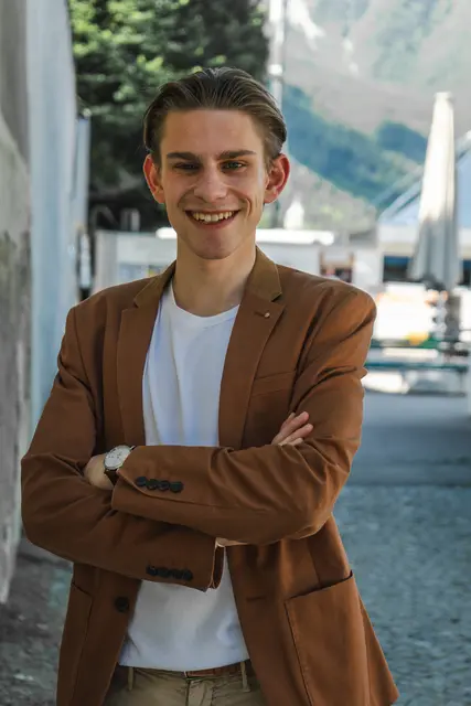 "Die Landeszeitung wird jeden Monat gedruckt und an alle Tiroler Haushalte geschickt. Wir JUNOS fordern ganz klar, die Landeszeitung nur noch digital zur Verfügung zu stellen und damit ungenutztes Einsparungspotenzial zu realisieren“, so JUNOS Tirol Landesvorsitzender Julian Pfurtscheller.
     | Foto: Robin Exenberger 