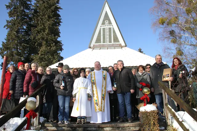 Die Johannesweinsegnung hat in der Emmauskapelle Wernersdorf schon eine 25-jährige Tradition. | Foto: Josef Fürbass