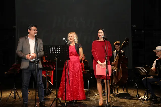Im Theater SARTR in Sarajevo hat das zweite Innsbruck–Sarajevo-Weihnachtskonzert unter dem Titel „Frieden und Liebe“ stattgefunden.  | Foto: Dina Krilić