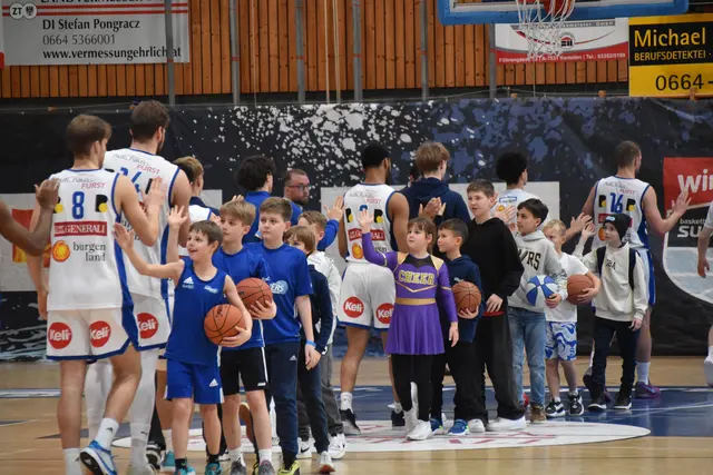 Abklatschen mit den Fans nach dem erkämpften Heimsieg. | Foto: MeinBezirk/Michael Strini