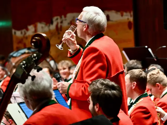 Ia-Moderator Claudius Schlenck gönnt soch zwischendurch gerne eine Glaserl ... 
Aufklärung: Ein frischer Gag des wort- und stimmgewaltigen Moderators, der Teil der Feuerwerk-Erfolgsgeschichte ist! | Foto: Hassl