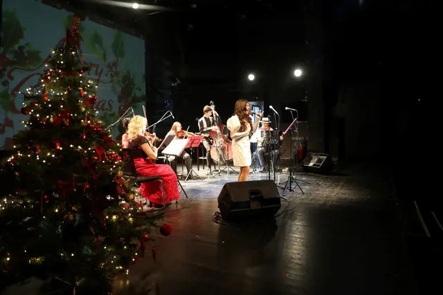 Im Theater SARTR in Sarajevo hat das zweite Innsbruck–Sarajevo-Weihnachtskonzert unter dem Titel „Frieden und Liebe“ stattgefunden.  | Foto: Dina Krilić