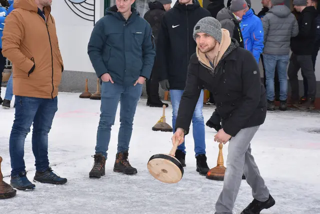Eisarena Pabneukirchen. Kostenlos Eislaufschuhe ausleihen. Täglich von 8 bis 22 Uhr. So lange Eis is! Eismacher Karl Heindl. | Foto: Zinterhof