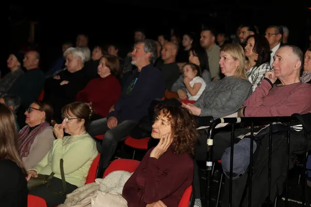 Im Theater SARTR in Sarajevo hat das zweite Innsbruck–Sarajevo-Weihnachtskonzert unter dem Titel „Frieden und Liebe“ stattgefunden.  | Foto: Dina Krilić