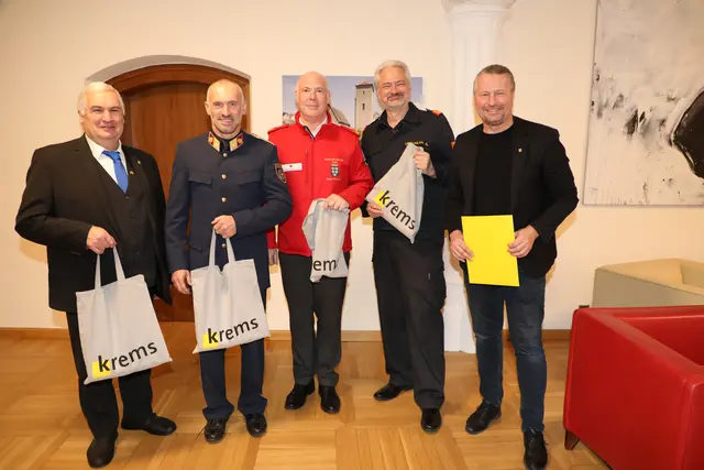 v.li.n.re.: Gemeinderat und Sicherheitsbeauftragter Andreas Ettenauer (Initiator und Organisator des Sicherheitstages), Bezirkskommandant-Stellvertreter Siegfried Senk (Polizei), Bezirksstellenleiter Markus Pöschl (Rotes Kreuz), Kommandant Gerhard Urschler (Feuerwehr) und Bürgermeister Peter Molnar beim Empfang im Rathaus | Foto: Stadt Krems