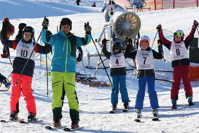 Die Kinder und die Betreuer strahlten auf der Forsteralm mit der Sonne um die Wette. | Foto: WSG/Stephan Schönberger