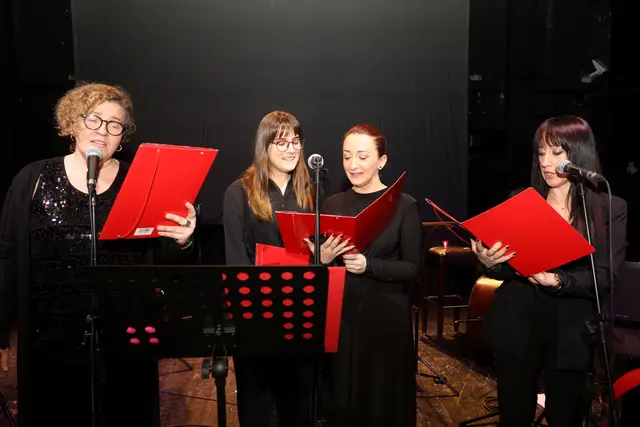 Im Theater SARTR in Sarajevo hat das zweite Innsbruck–Sarajevo-Weihnachtskonzert unter dem Titel „Frieden und Liebe“ stattgefunden.  | Foto: Dina Krilić