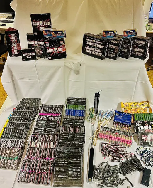 Bei einer Schwerpunktkontrolle konnten Beamte der Wiener Polizei Waffen und illegale pyrotechnischen Gegenständen sicherstellen. | Foto: LPD Wien