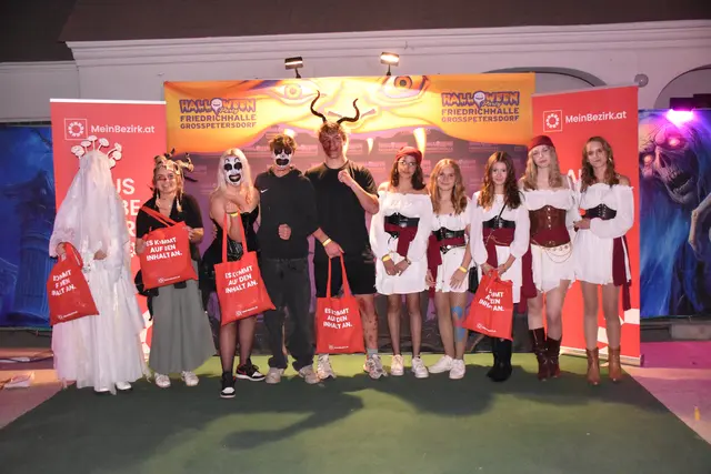 Die Siegerinnen und Sieger der Halloween-Maskenprämierung: Waldgeist, Schamanin, die Sieger Nicole und Philipp, der Teufel und die Piratinnen | Foto: Michael Strini