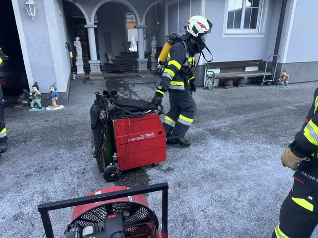 Mit Hochdruckgeräten und -belüftern wurde der Brandort wieder sicher gemacht. | Foto: HFM Patrick Marcher