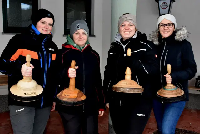 Eisarena Pabneukirchen. Kostenlos Eislaufschuhe ausleihen. Täglich von 8 bis 22 Uhr. So lange Eis is!   | Foto: Zinterhof