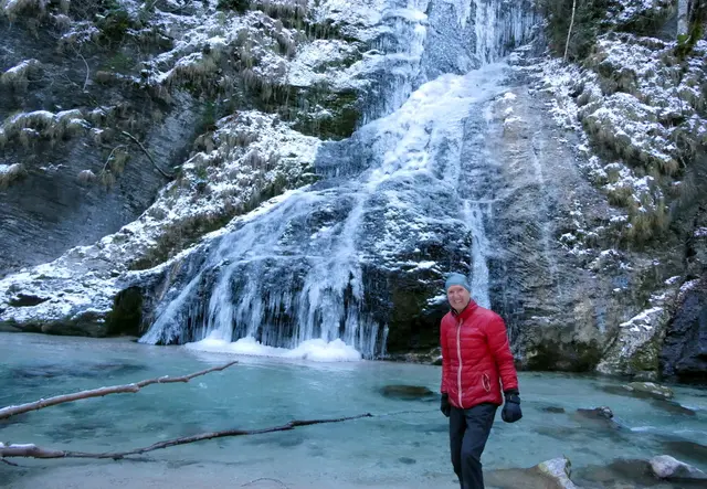 Extrem beeindruckend ist der gefrorene Hundsbachfall.