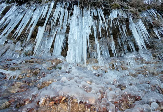 In Schattlagen herrlicher Eiszauber