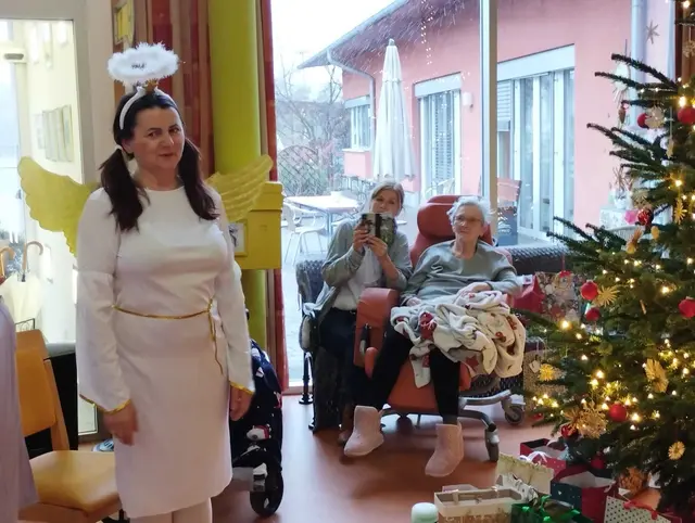 In die Rolle des Engel schlüpfte heuer die Pflegerin Frau Fatima Begic. Mit viel Einfühlungsvermögen überreichte sie jeder Bewohnerin und jedem Bewohner ein Geschenk.  | Foto: Christian Marinka