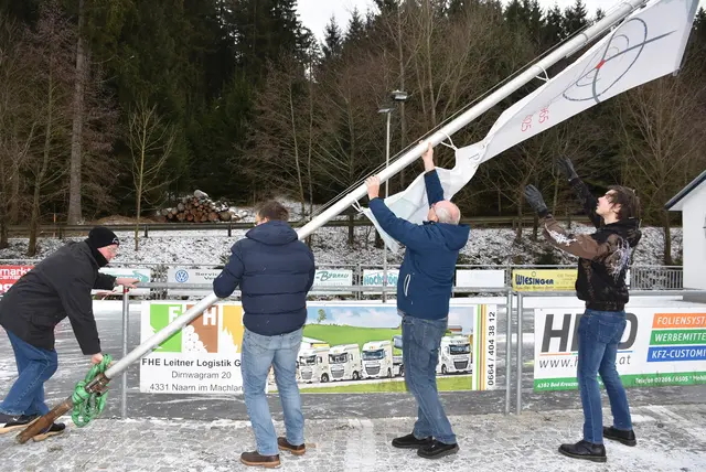 Am Neujahrstag 2025 wurde anlässlich des Jubiläums "60 Jahre Schützenverein Pabneukirchen" die neue Vereinsfahne vor dem Schützenhaus aufgezogen. Jetzt am Jahresende wurde die Jubiläums-Fahne vom Mast genommen. | Foto: Zinterhof