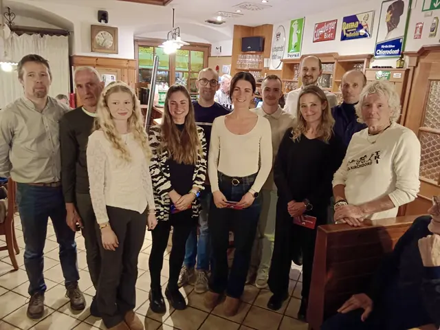 Alex Weiß, Willi Bernecker, Leonie Kronberger, Christina Mandlbauer, Johannes Ramsebner, Michaela Gösweiner, Lukas Pimminger, Roland Bachmair, Christine Rosenberger, Hermann Grall und Obmann Hans Hufnagl (v.li.). | Foto: LG Kirchdorf