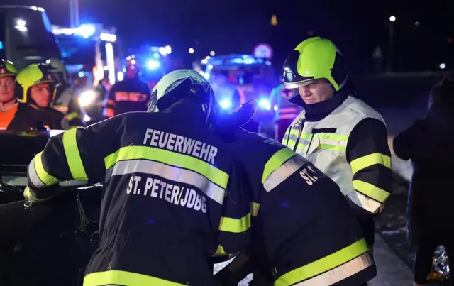 Beim Verkehrsunfall auf der B114 Triebener Straße wurden fünf Personen verletzt. | Foto: FF/Nico Schaden