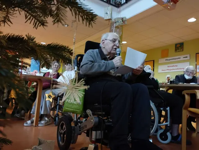 Bewohner Herbert Eitler trägt wie alle Jahre wieder ein Gedicht vor und bedankt sich im Namen aller Bewohnerinnen und Bewohner für die liebevolle Feier. | Foto: Christian Marinka