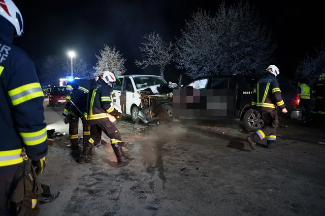 Die beiden Autos wurden durch den Zusammenstoß massiv zerstört. | Foto: TEAM FOTOKERSCHI / TARAS PANCHUK