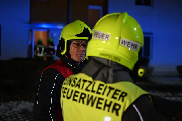 Zahlreiche Feuerwehrkameraden waren vor beim Brandversacht in Ansfelden vor Ort. | Foto: TEAM FOTOKERSCHI / WERNER KERSCHBAUMMAYR