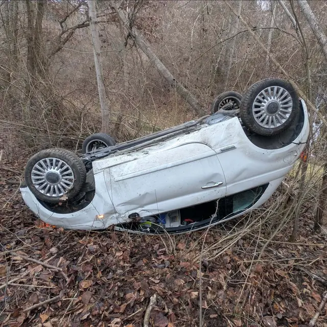 Der Pkw kam von der Straße ab. | Foto: Feuerwehr Stein im Jauntal 