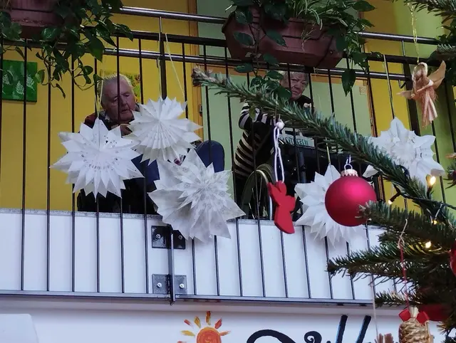 "Zaungäste mit Blick vom 1. Stock, Anton Trescher, Bewohner mit Gattin." | Foto: Christian Marinka