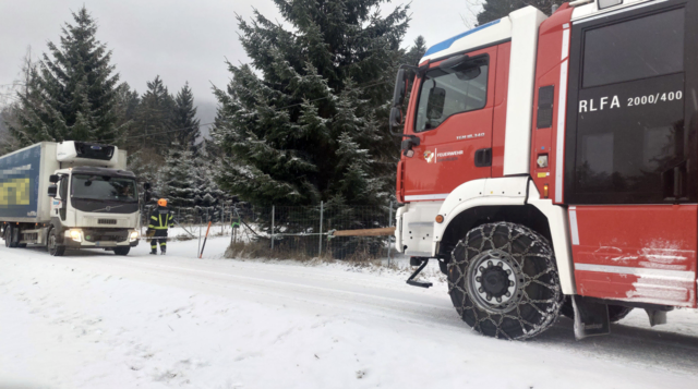 Das Feuerwehrauto konnte den Lastwagen bergen. | Foto: FF Leonstein