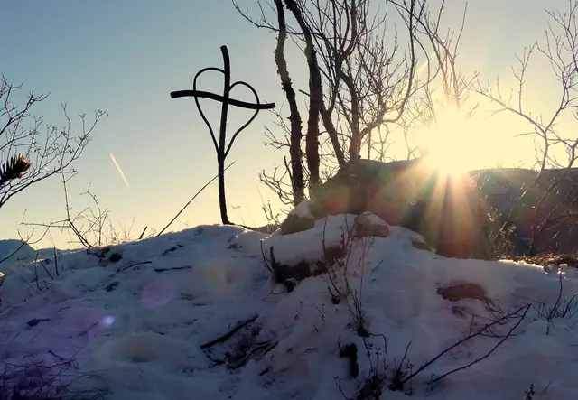 Auf dem Sonne beschienenen Gipfel des Urmannsberges