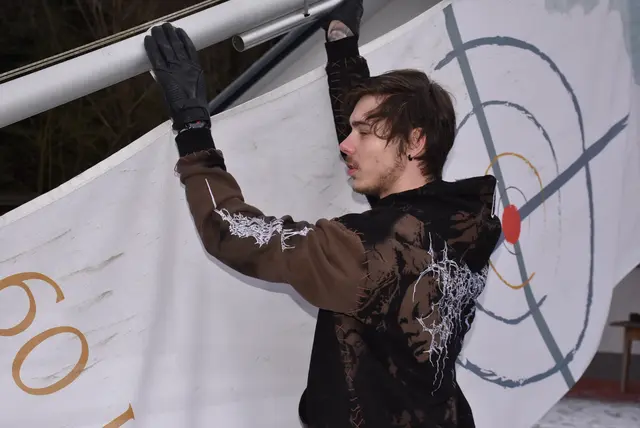 Am Neujahrstag 2025 wurde anlässlich des Jubiläums "60 Jahre Schützenverein Pabneukirchen" die neue Vereinsfahne vor dem Schützenhaus aufgezogen. Jetzt am Jahresende wurde die Jubiläums-Fahne vom Mast genommen. | Foto: Zinterhof