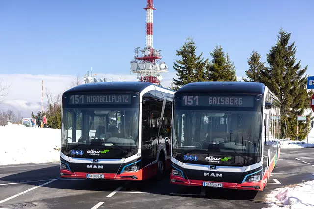 Verstärker Buse regeln den Verkehr auf die Gaisbergspitze.  | Foto: Stadt/wildbild 