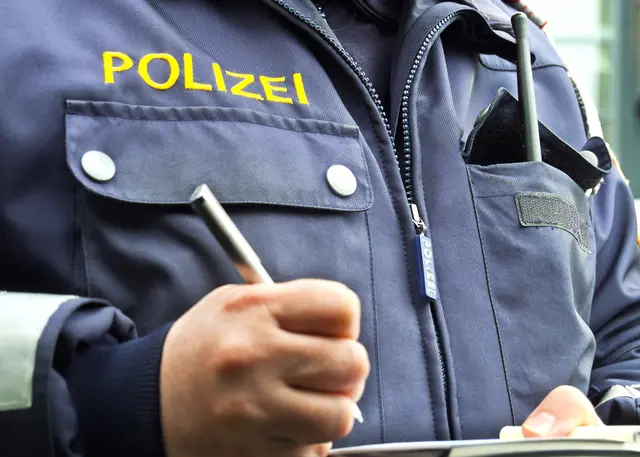Die Polizei kontrollierten einen Einheimischen, der augenscheinlich betrunken Auto fuhr.  | Foto: Ewald Fröch/Fotolia