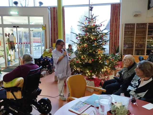 Silvia führte durch den Hl. Abend | Foto: Christian Marinka