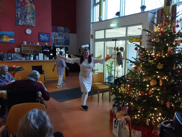 Pflegerin Frau Fatima Begic ein schwungvolles Christkind! | Foto: Christian Marinka