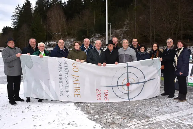 Am Neujahrstag 2025 wurde anlässlich des Jubiläums "60 Jahre Schützenverein Pabneukirchen" die neue Vereinsfahne vor dem Schützenhaus aufgezogen. Jetzt am Jahresende wurde die Jubiläums-Fahne vom Mast genommen. Links Oberschützenmeister Karl Tremetsberger, rechts Bürgermeisterin Barbara Payreder.  | Foto: Zinterhof