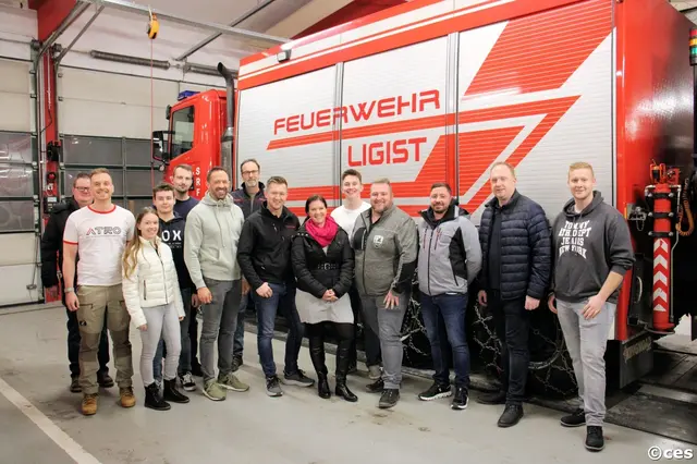 Im Rüsthaus der FF Ligist bedankte sich Unfallopfer Silvia bei den Feuerwehren Ligist und Steinberg. | Foto: Cescutti