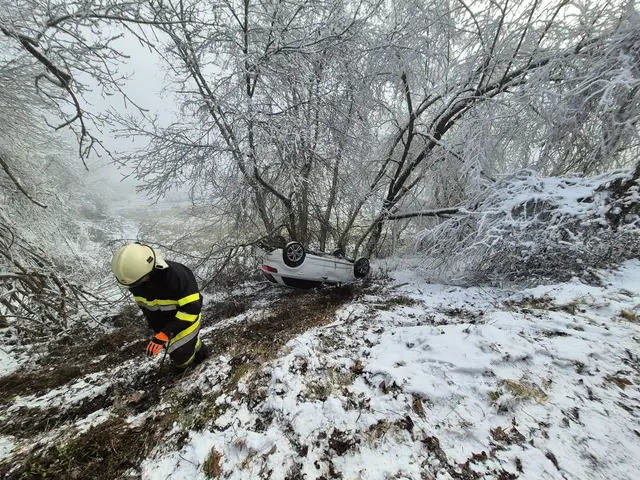 Die Einsatzkräfte wurden zu einem Verkehrsunfall nach Großenegg alarmiert. | Foto: Feuerwehr Völkermarkt