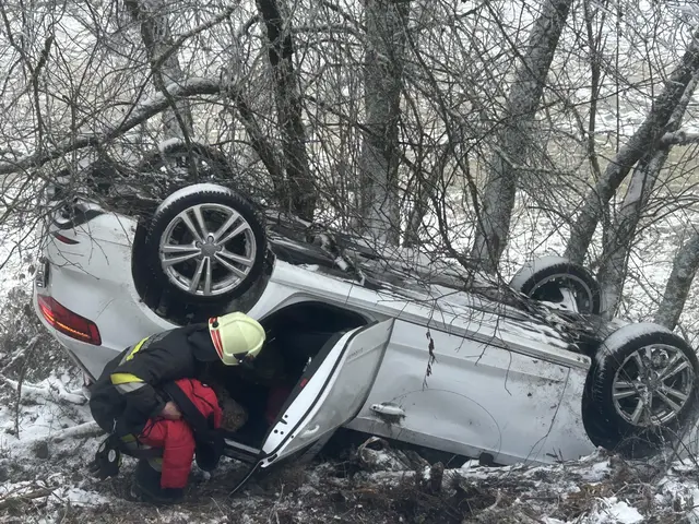 Mithilfe von Seilsicherung und in Zusammenarbeit mit einem Notarztteam konnten die Insassen schonend gerettet werden. | Foto: Feuerwehr Völkermarkt