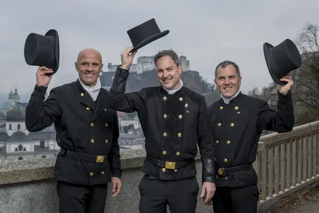 Ein Symbol für Glück, gerade zum Jahreswechsel. Rauchfangkehrer Hannes Enzinger, Matthias Gadenstätter und Johannes Schmitzberger. | Foto: Franz Neumayr