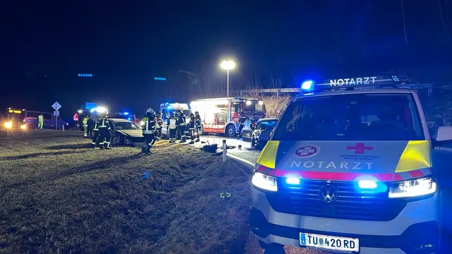 Zwei Verletzte mussten ins Krankenhaus gebracht werden. | Foto: DOKU NÖ
