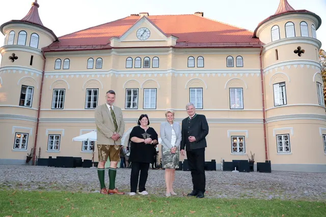 Bezirksjägermeister Georg Helmigk, GR Uli Herzig, Jagdreferentin Sandra Wassermann und Landesjägermeister Walter Brunner vor dem Schloss Mageregg.  | Foto: Didi Wajand