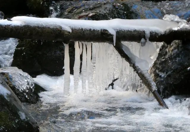 Ein Eisvorhang im oberen Bereich des Trefflingfalls
