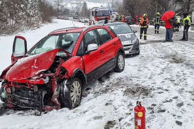 Die Fahrzeuge wurden durch den Anprall massiv beschädigt.  | Foto: FF Bad Goisern