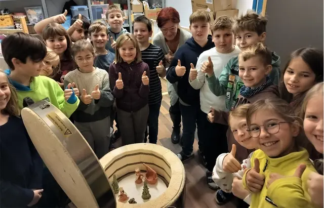 Die Viertklässler von Waldneukirchen freuen sich über ihre Krippenfiguren, die jetzt in den Brennofen kommen.