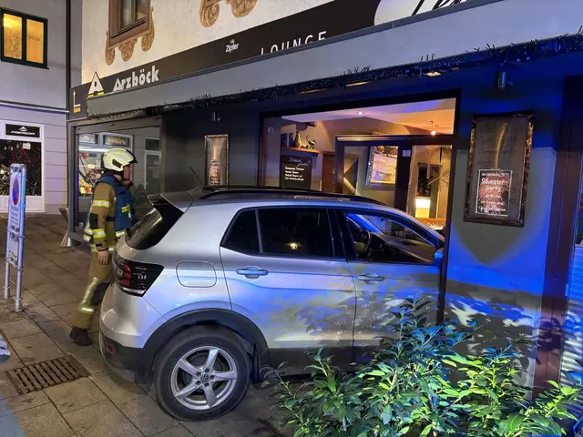 Ein Auto rollte durch die Glasfront eines Geschäftes.  | Foto: Feuerwehr Bischofshofen