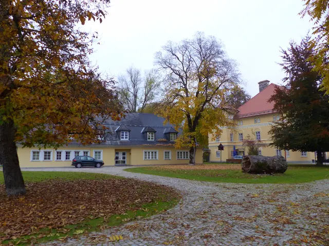 Das Erdgeschoß sowie die Terrasse werden heute als Restaurant, die Räume im Obergeschoß für Veranstaltungen genutzt bzw. vermietet. Das Nebengebäude im Schlosshof ist seit 2000 der Sitz der Landesgeschäftsstelle der Kärntner Jägerschaft. Der Park des Schlosses wird zum Teil als Wildgehege genutzt.