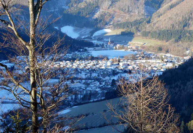 Herrlicher Tiefblick vom Urmannsberg auf Gaming