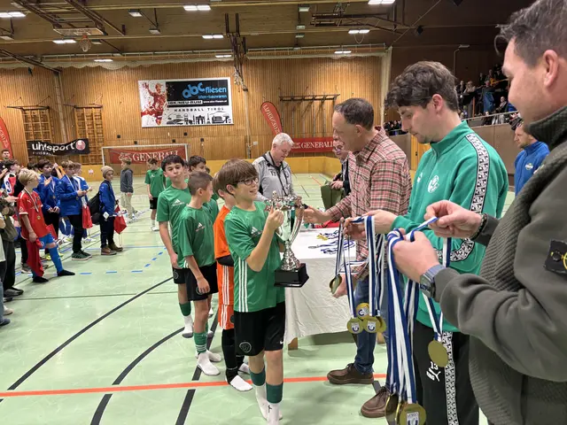 Das U12-Team des FC Wacker Innsbruck bekommt den Siegespokal und die Medaillen aus den Händen von Alexander Eckmayr, WSG Tirol Tormann und Stefan Köck, Sportdirektor WSG Tirol sowie Alexander Stark, Leiter Generali Vertriebsgebiet Tirol West. | Foto: MeinBezirk