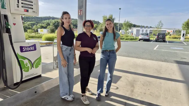 Die Unternehmerin Tanja Stöckl zeigt, dass man in ihrem Unternehmen mehr lernen kann, als nur Autos zu betanken: Enna Binder, Tanja Stöckl, Eva Friedl | Foto: Lisa Stöckl