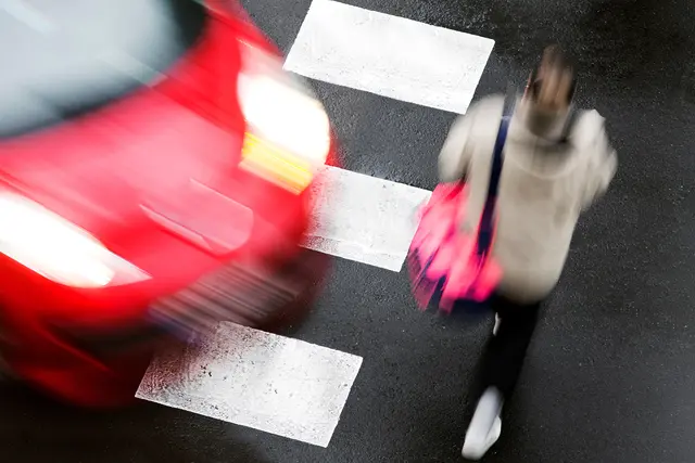Die Frau wurde von dem Pkw am Schutzweg angefahren und kam zu Sturz. (Symbolfoto) | Foto: stock.adobe.com/at/GDM photo and video